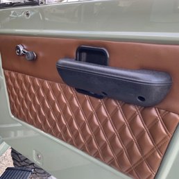 Diamond-stitched door panel in tan leather